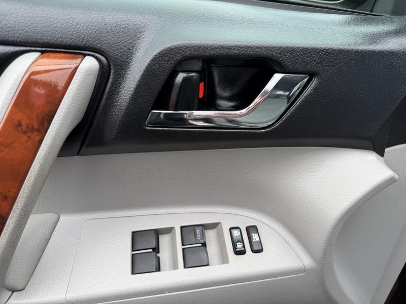 Toyota Highlander Limited 2WD 2011