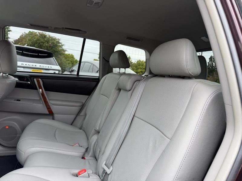 Toyota Highlander Limited 2WD 2011