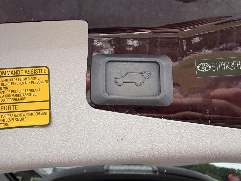 Toyota Highlander Limited 2WD 2011