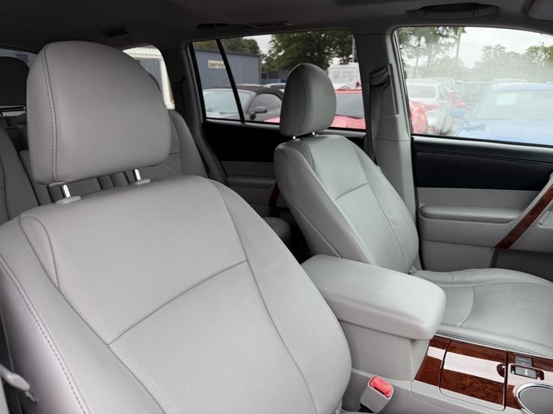 Toyota Highlander Limited 2WD 2011