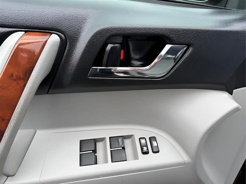 Toyota Highlander Limited 2WD 2011