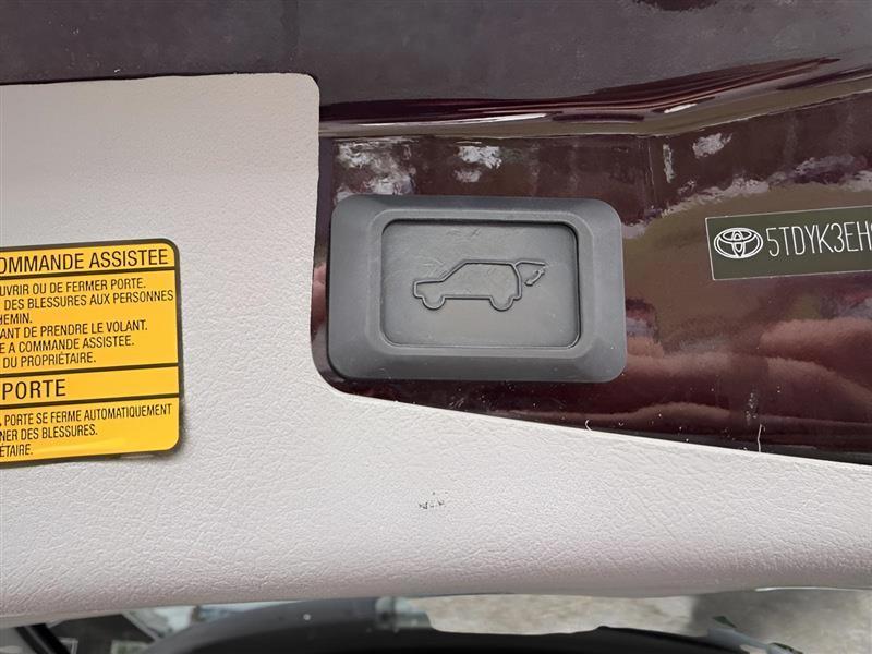 Toyota Highlander Limited 2WD 2011
