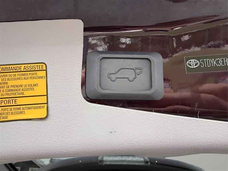 Toyota Highlander Limited 2WD 2011