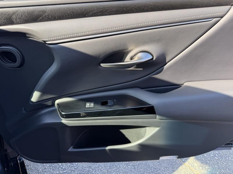 Lexus ES 350 4D Sedan 2023