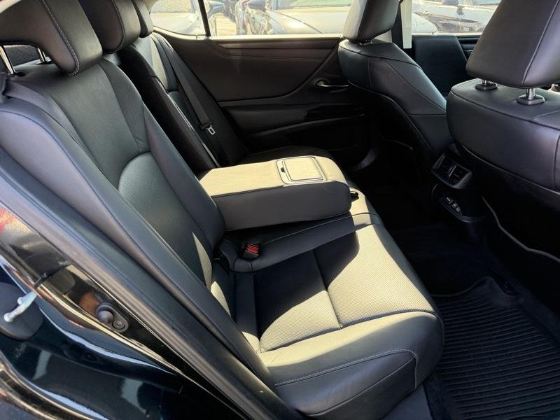 Lexus ES 350 4D Sedan 2023