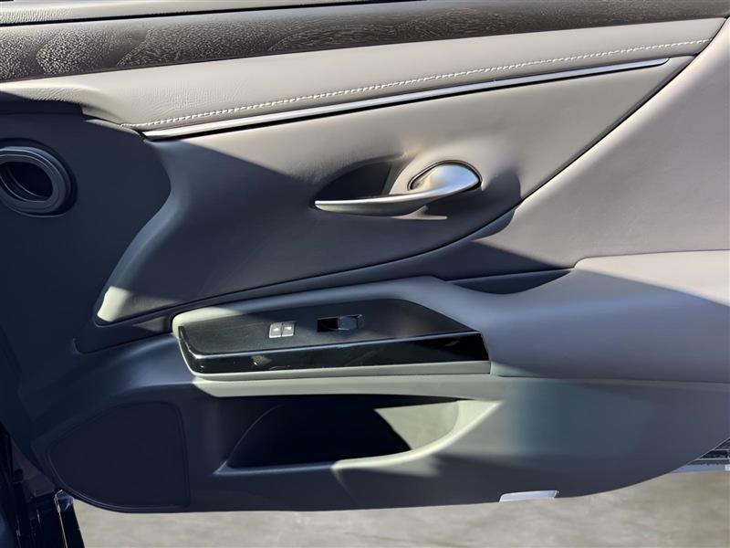 Lexus ES 350 4D Sedan 2023