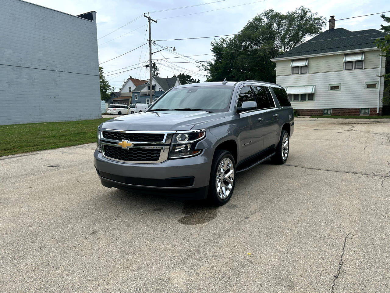 2018 Chevrolet Suburban LT photo 3