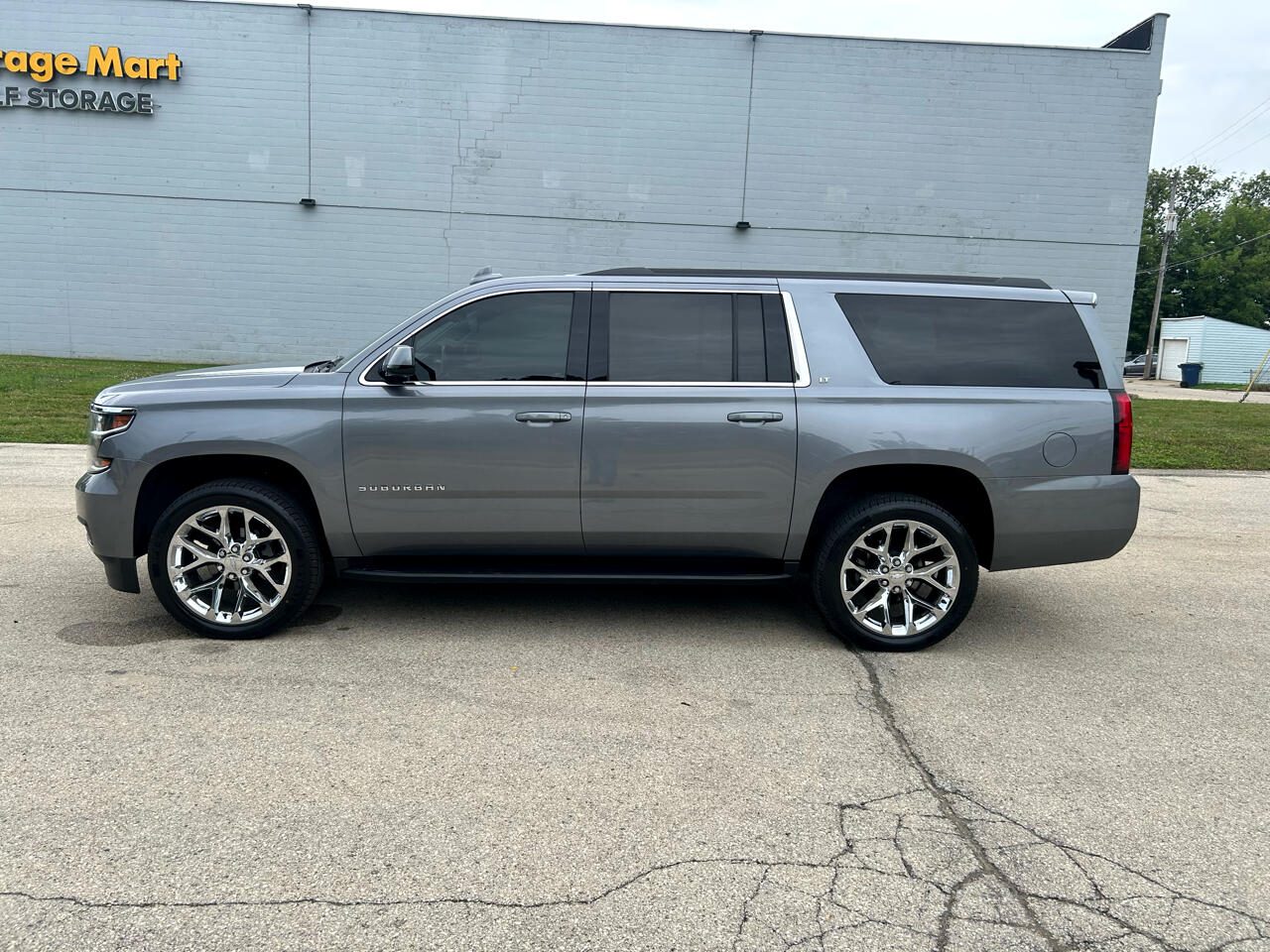 2018 Chevrolet Suburban LT photo 4