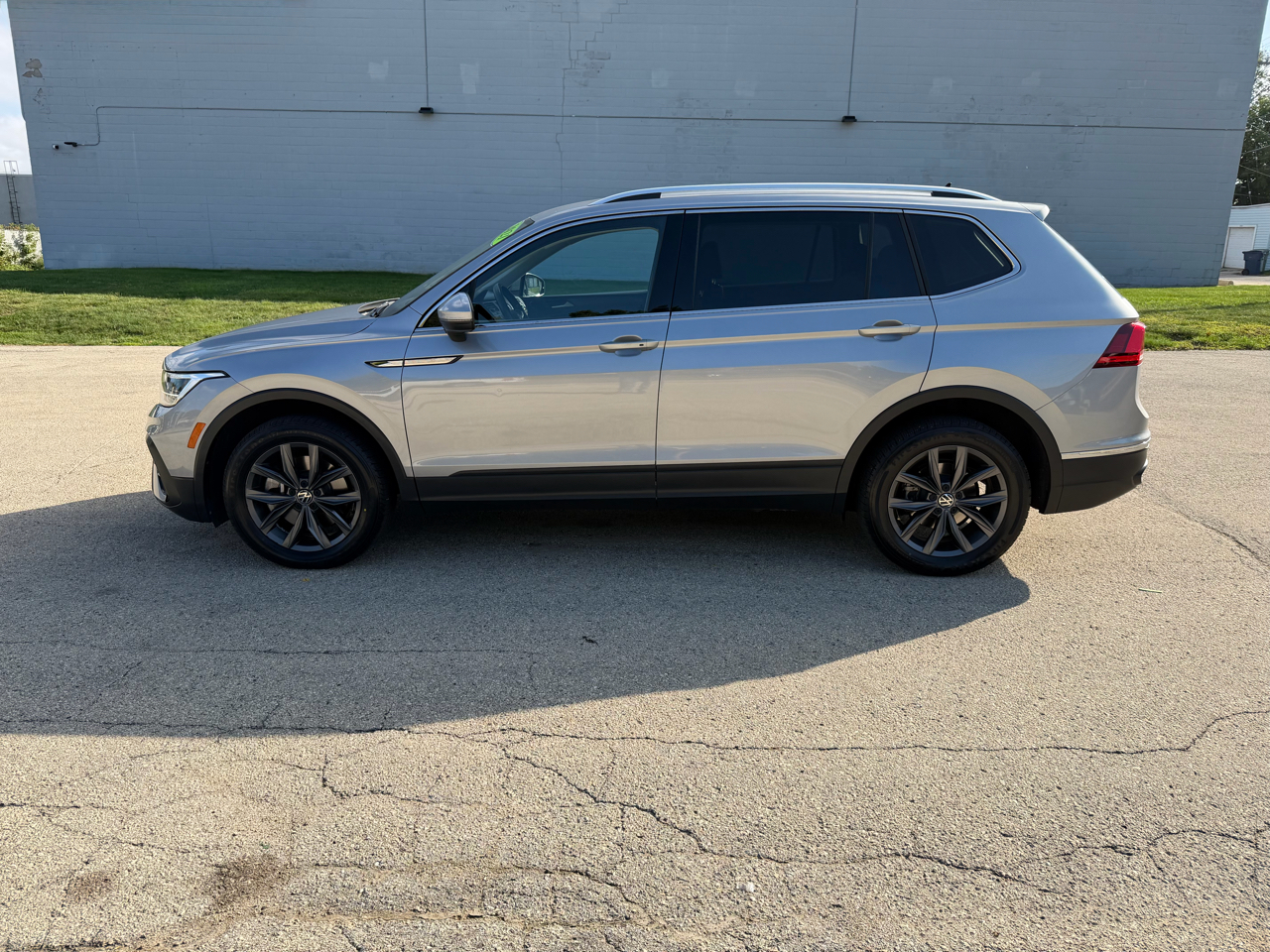 2022 Volkswagen Tiguan SE photo 3