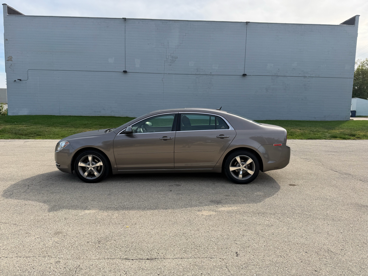 2011 Chevrolet Malibu 1LT photo 2