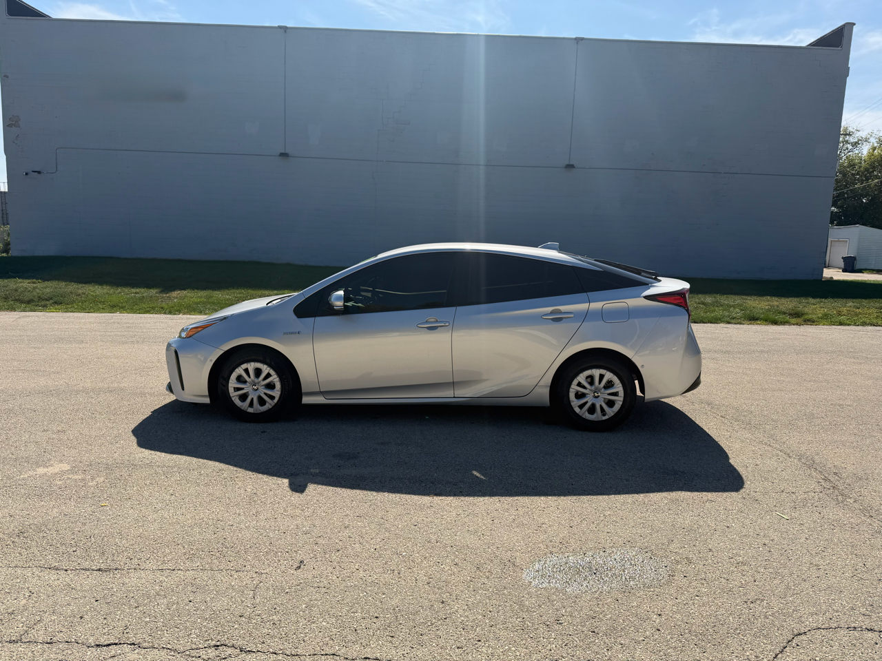 2021 Toyota Prius LE photo 2