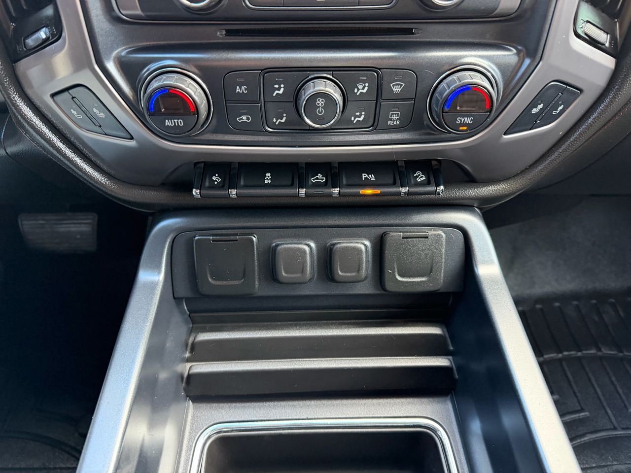 GMC Sierra 1500 SLT Crew Cab Long Box 4WD 2017 GMC Sierra 1500 SLT Crew Cab Long Box 4WD 2017