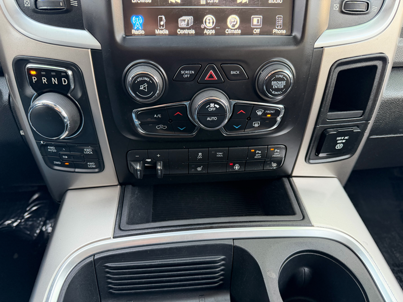 RAM 1500 SLT Crew Cab SWB 4WD 2017