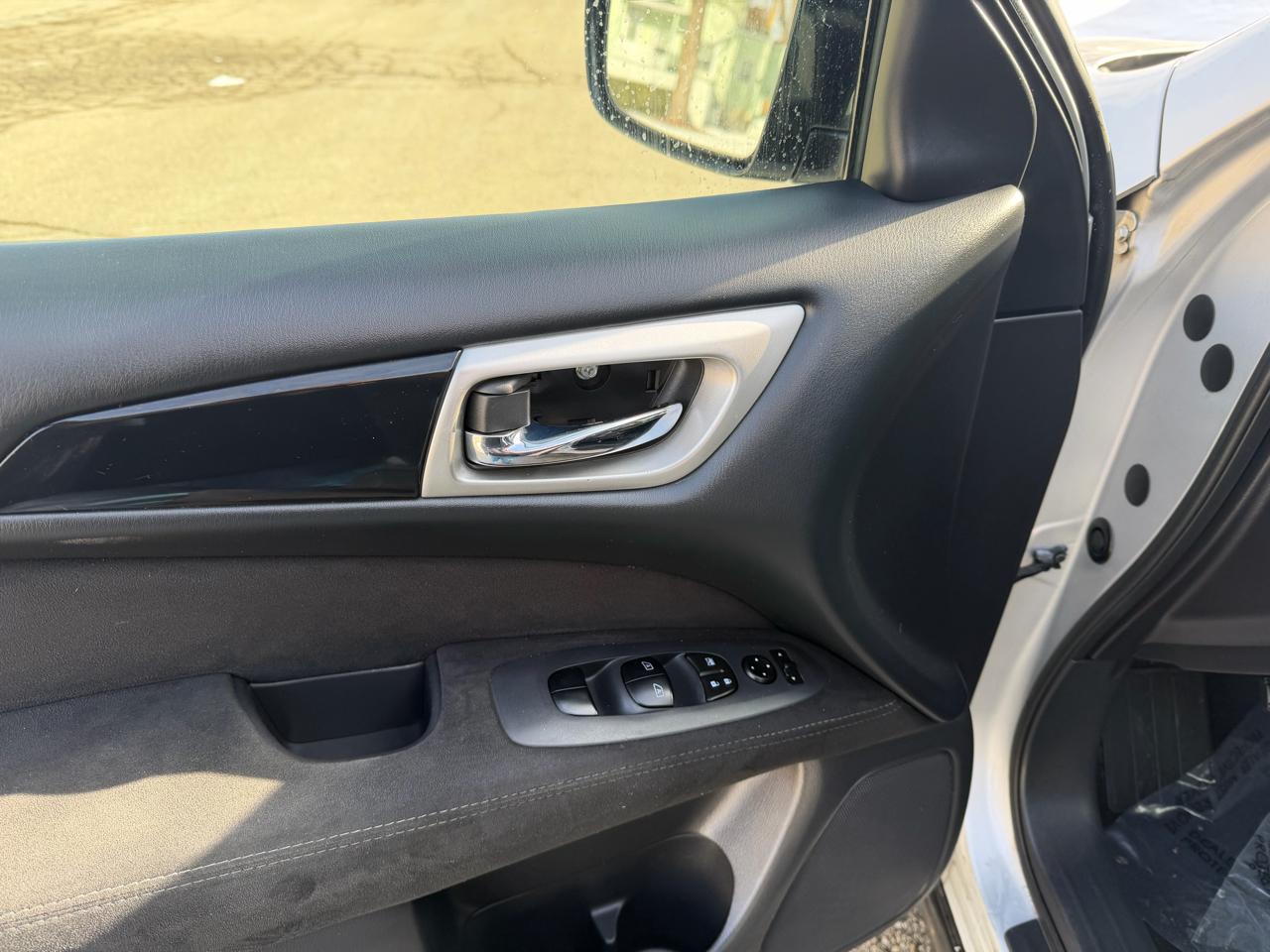 Nissan Pathfinder SV 4WD 2015