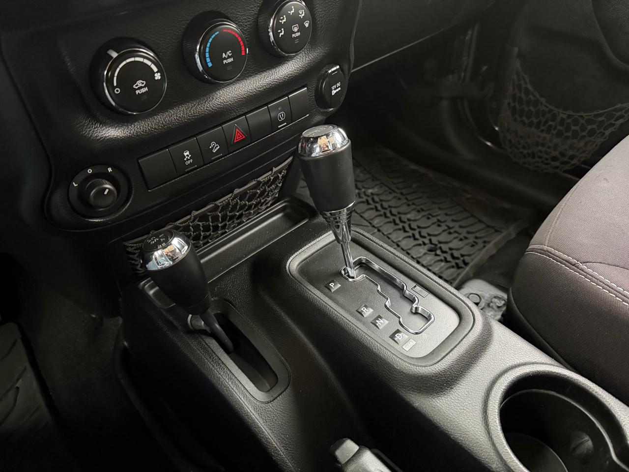 Jeep Wrangler Unlimited Sahara 4WD 2013