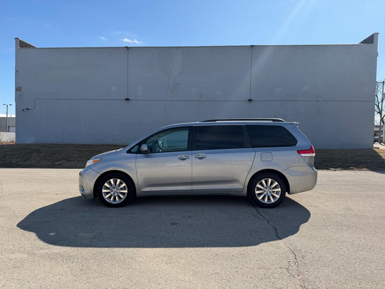 Toyota Sienna XLE AWD 7-Pass V6 2011