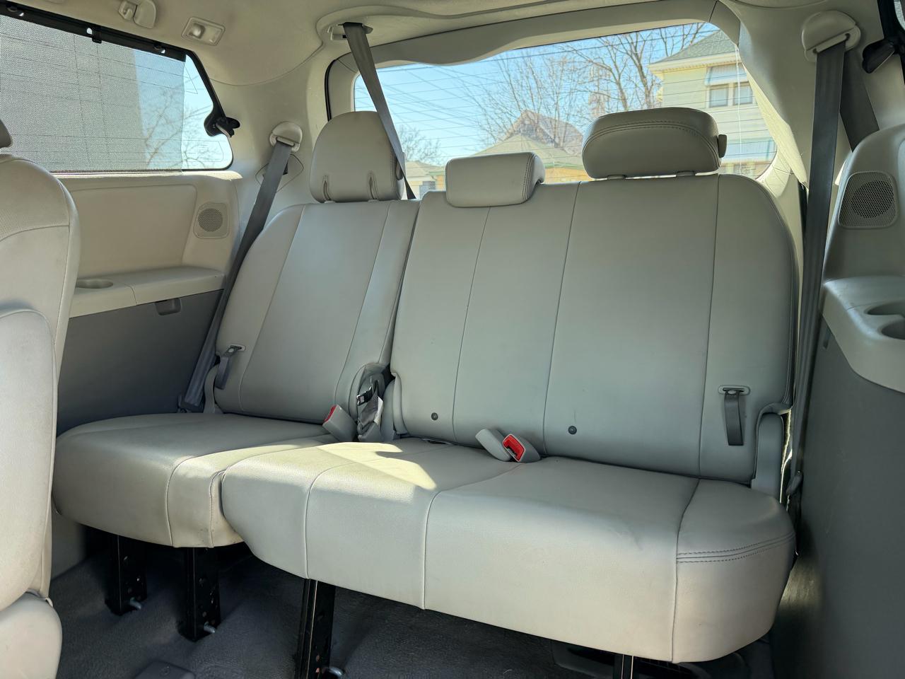Toyota Sienna XLE AWD 7-Pass V6 2011