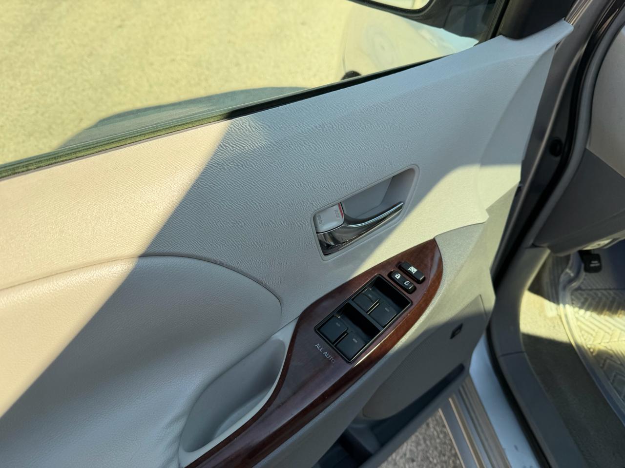 Toyota Sienna XLE AWD 7-Pass V6 2011