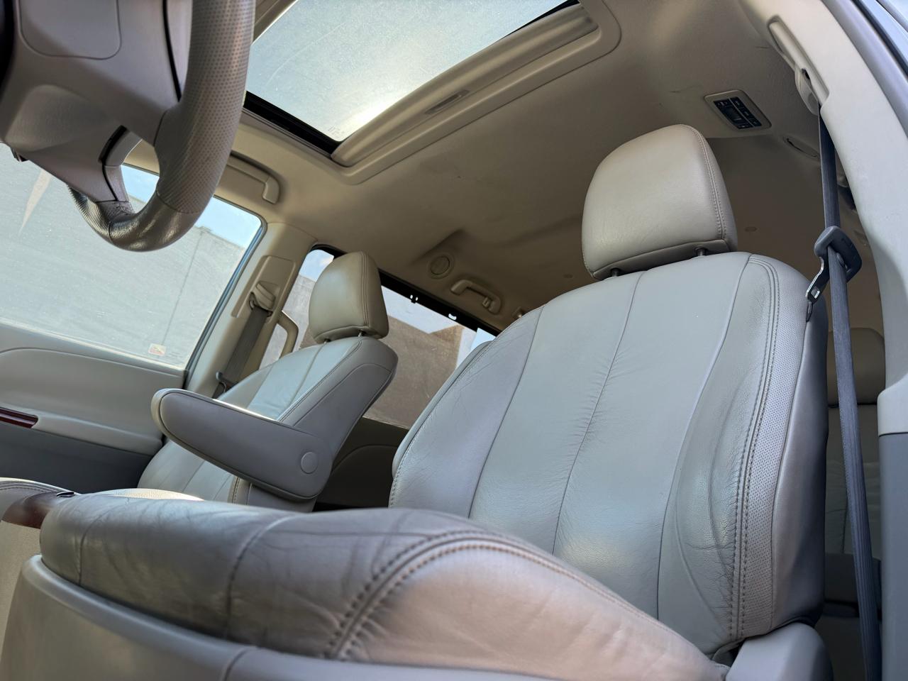 Toyota Sienna XLE AWD 7-Pass V6 2011