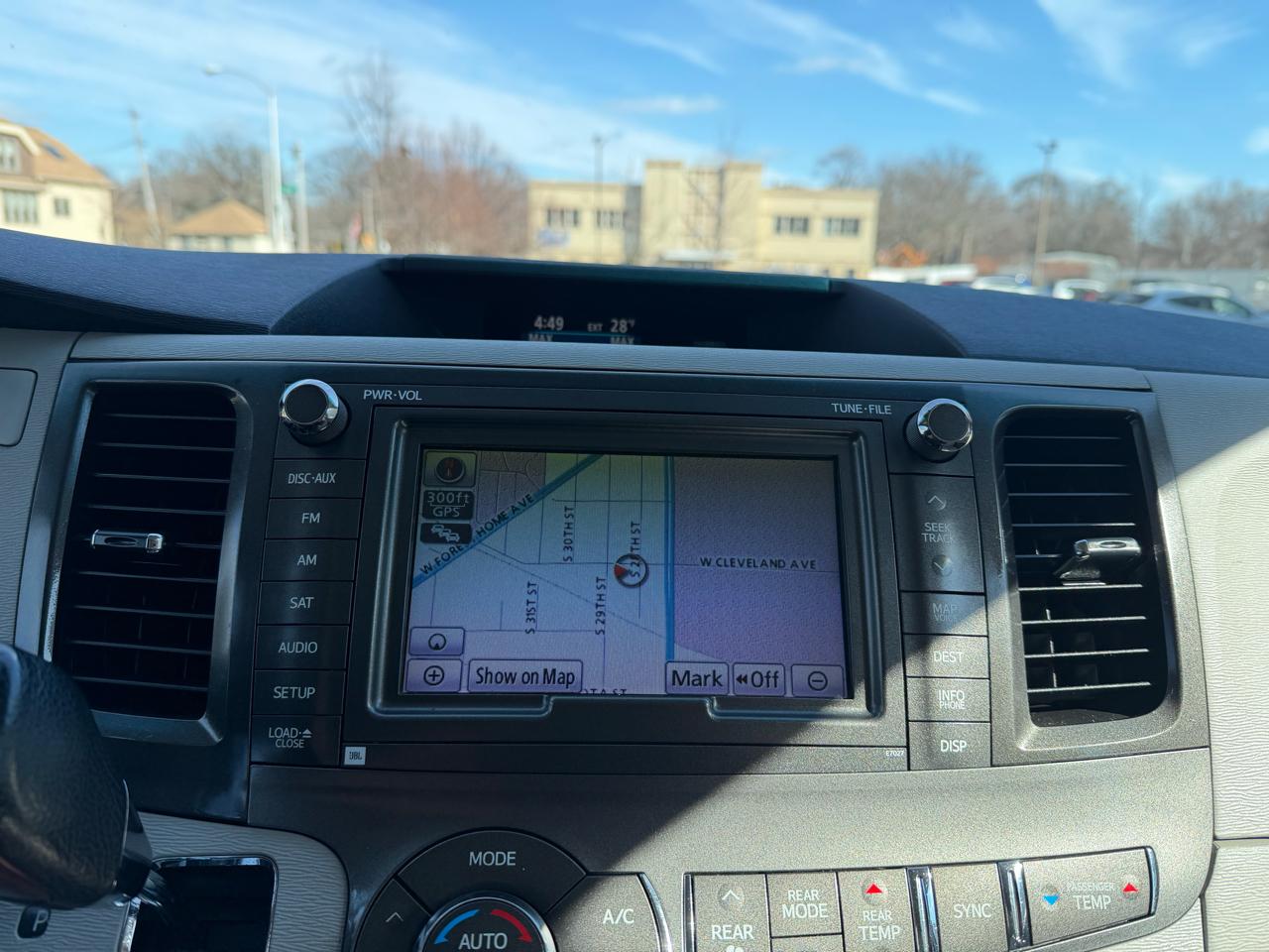 Toyota Sienna XLE AWD 7-Pass V6 2011