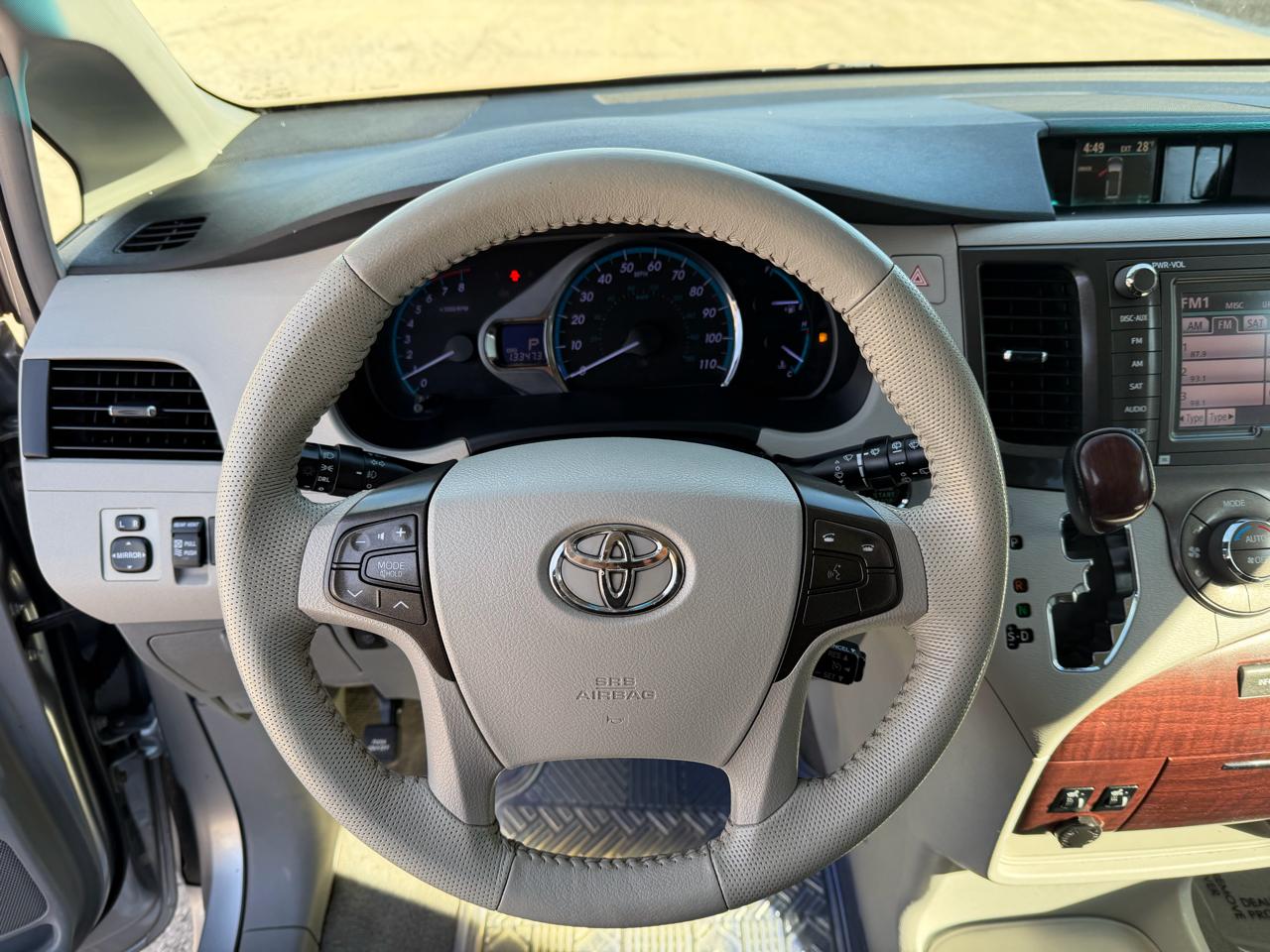 Toyota Sienna XLE AWD 7-Pass V6 2011