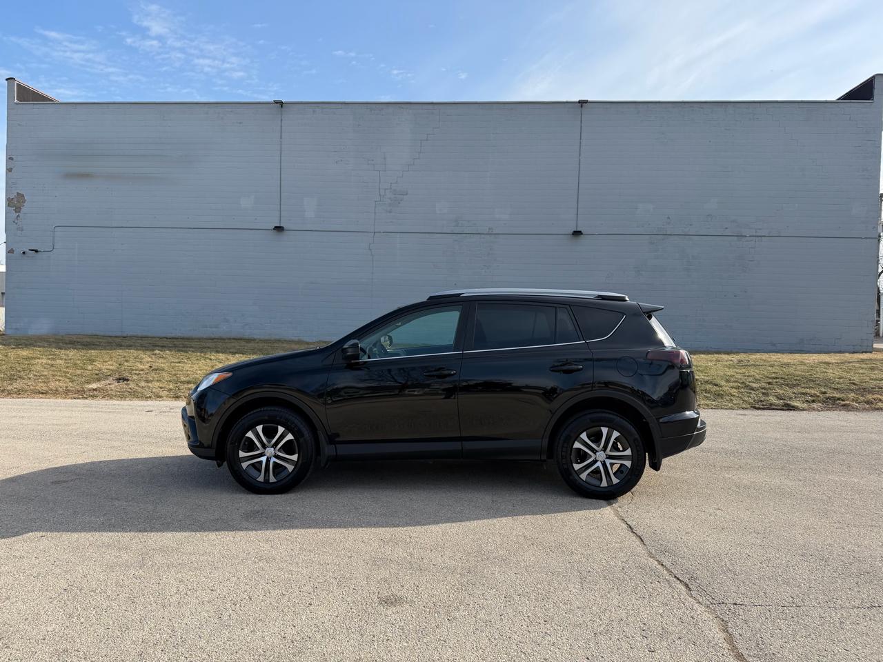 Toyota RAV4 LE AWD 2017
