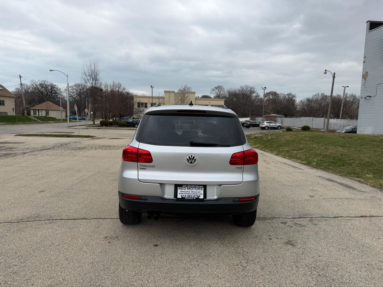 Volkswagen Tiguan S 2017