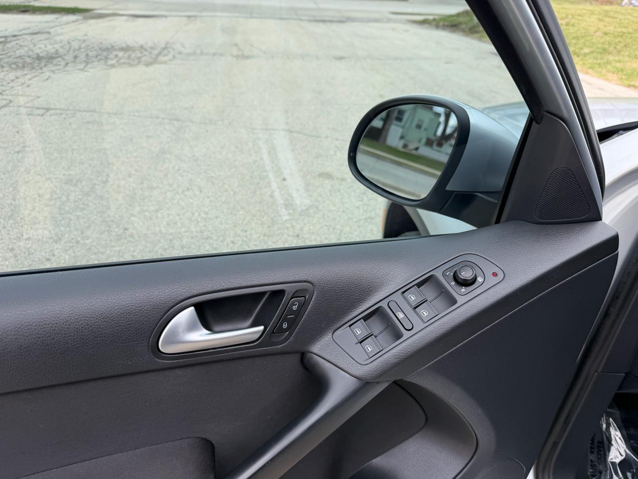 Volkswagen Tiguan S 2017