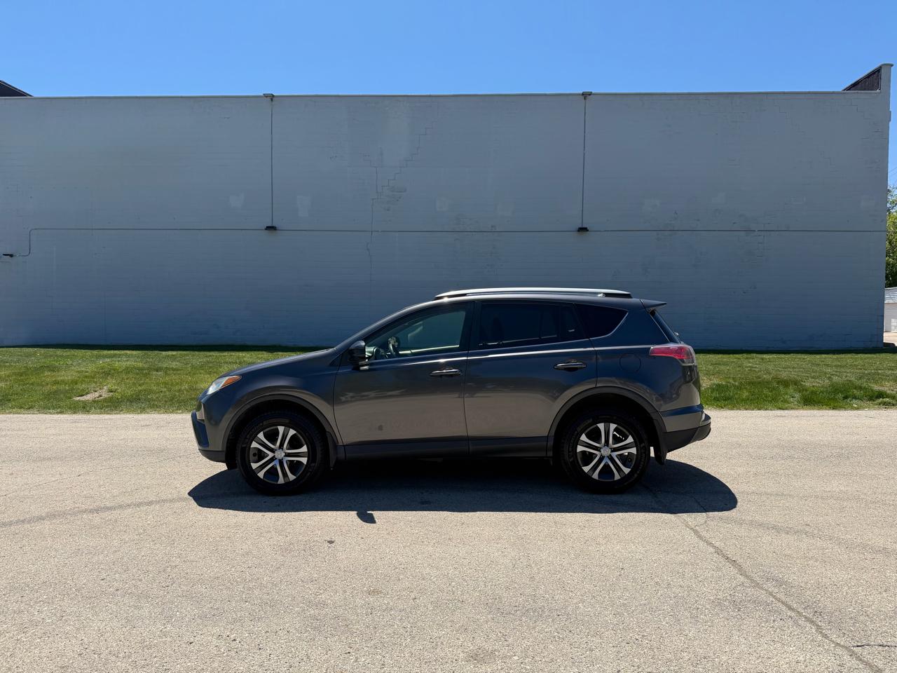 Toyota RAV4 LE AWD 2018