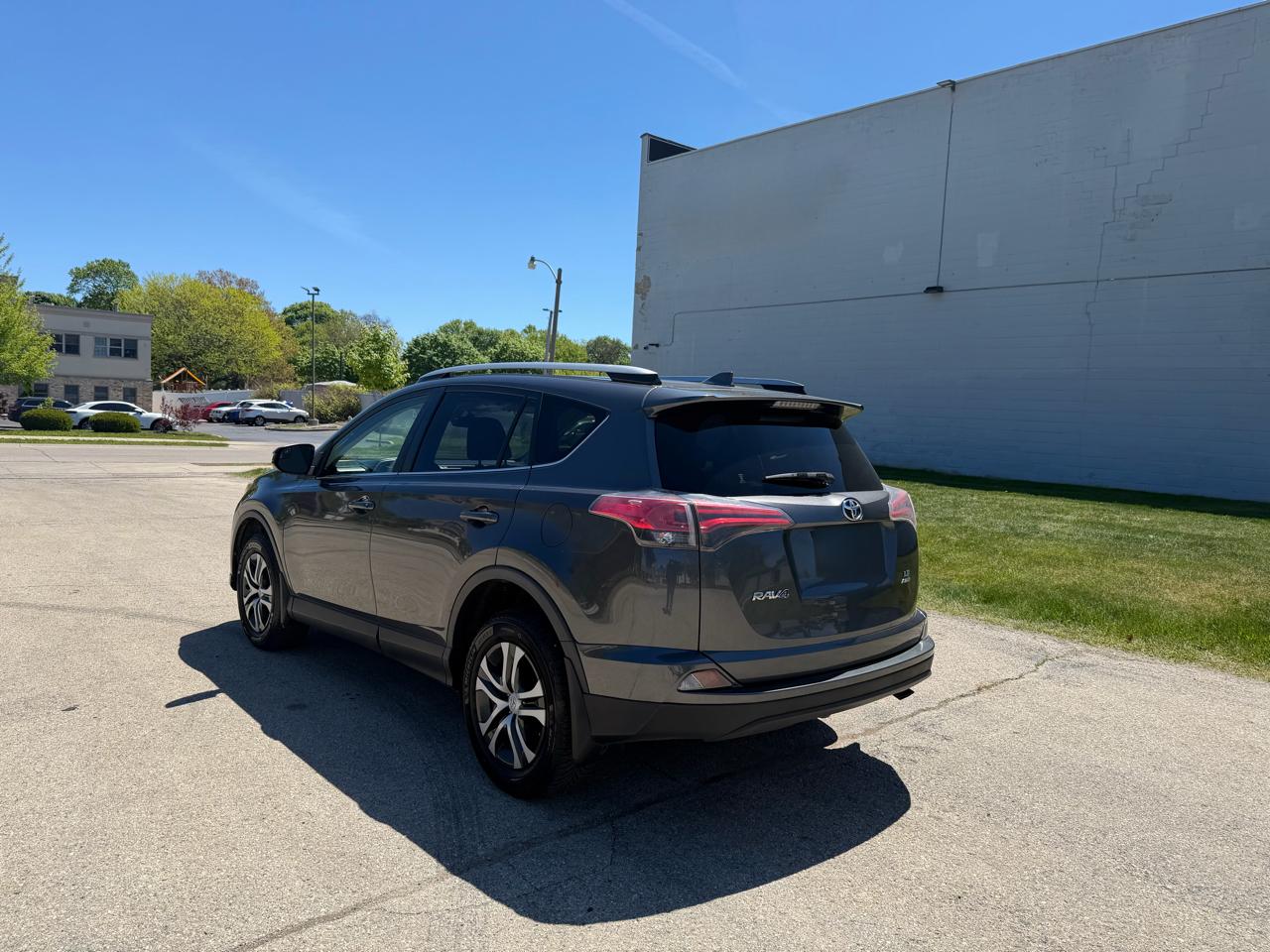 Toyota RAV4 LE AWD 2018