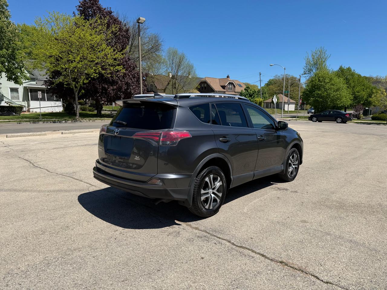 Toyota RAV4 LE AWD 2018