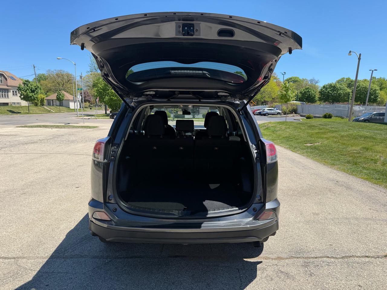 Toyota RAV4 LE AWD 2018
