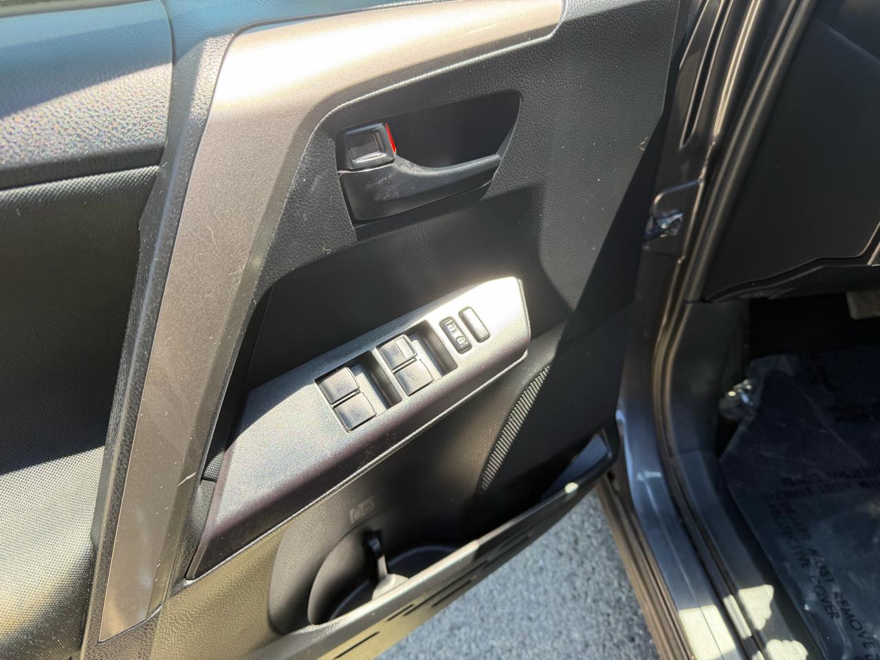 Toyota RAV4 LE AWD 2018