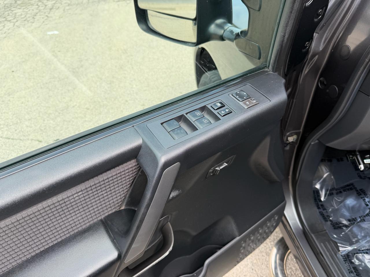 Nissan Titan S Crew Cab 4WD 2011