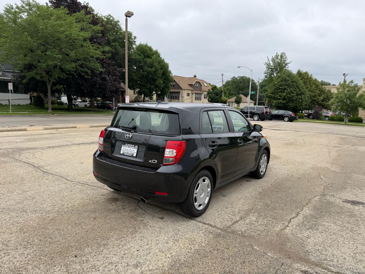 Scion xD 5-Door Hatchback 4-Spd AT 2011