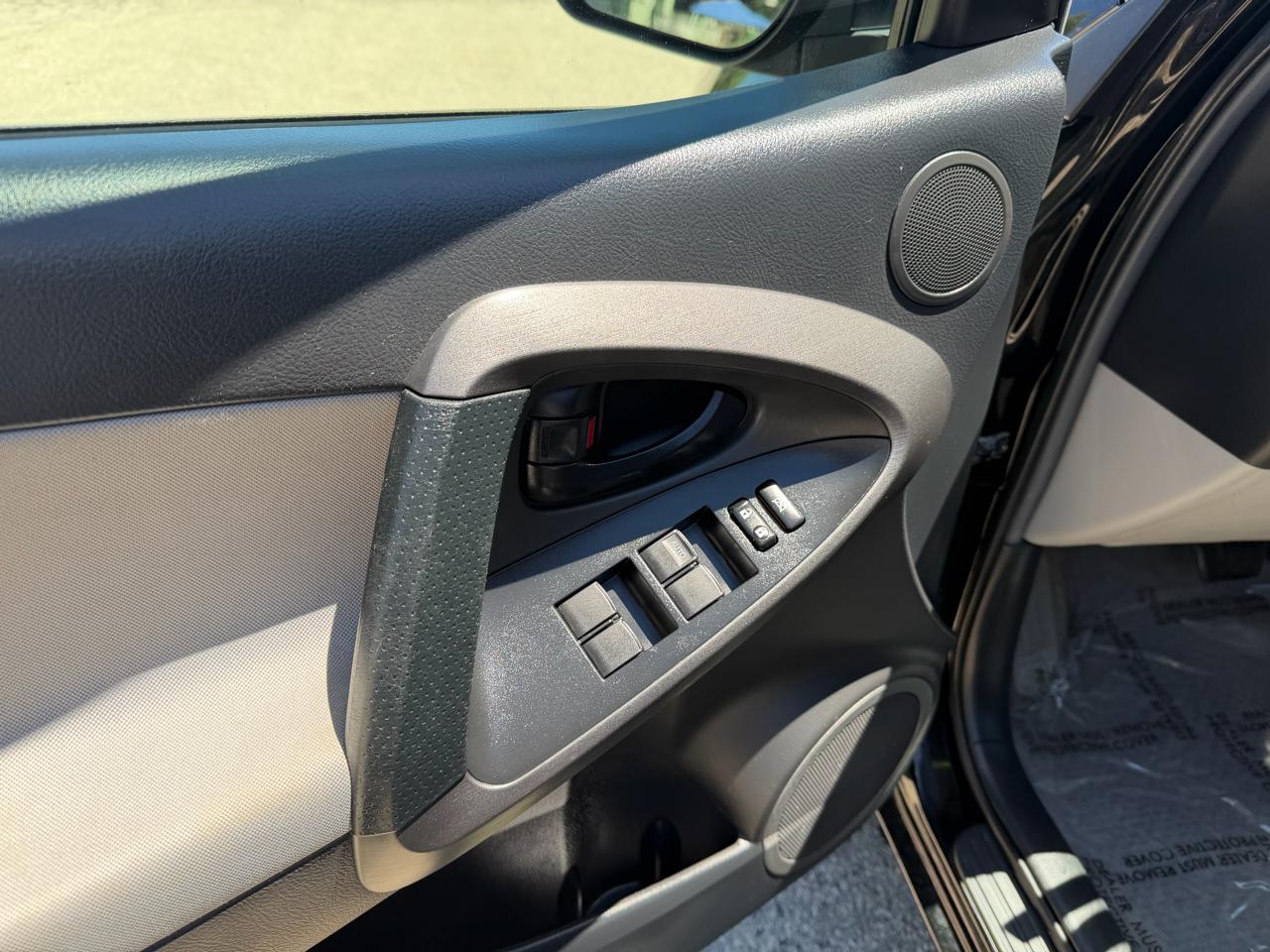 Toyota RAV4 Base I4 4WD 2012