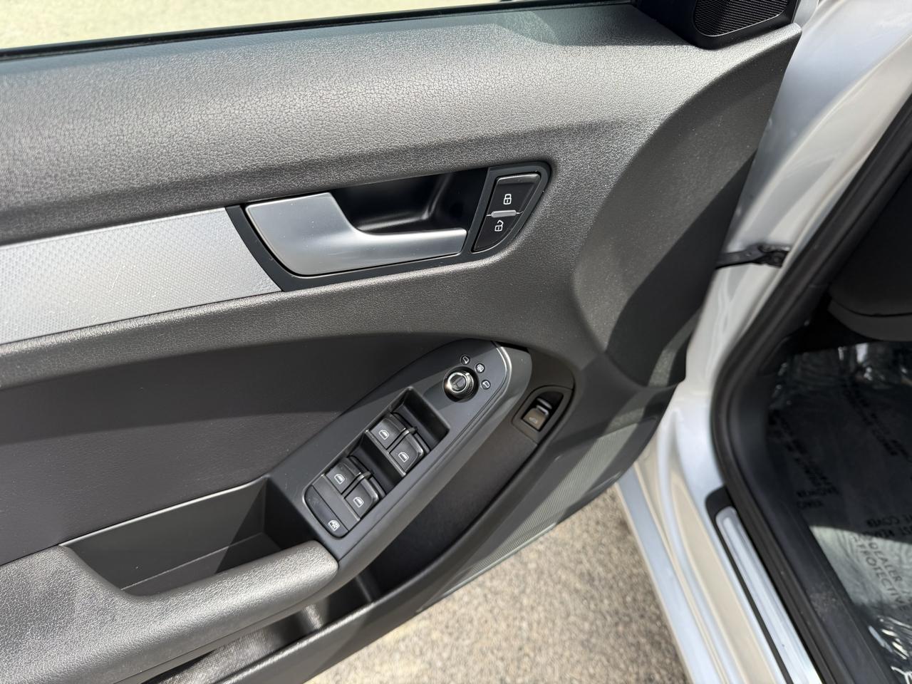 Audi A4 2.0T Sedan quattro Tiptronic 2012