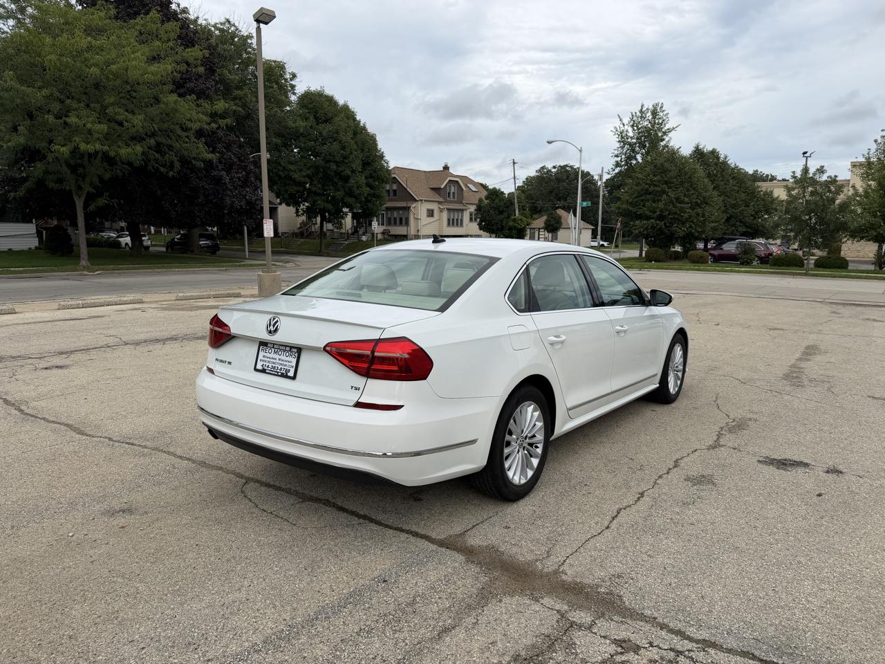 Volkswagen Passat SE PZEV 6A w/ Sunroof & Nav 2016
