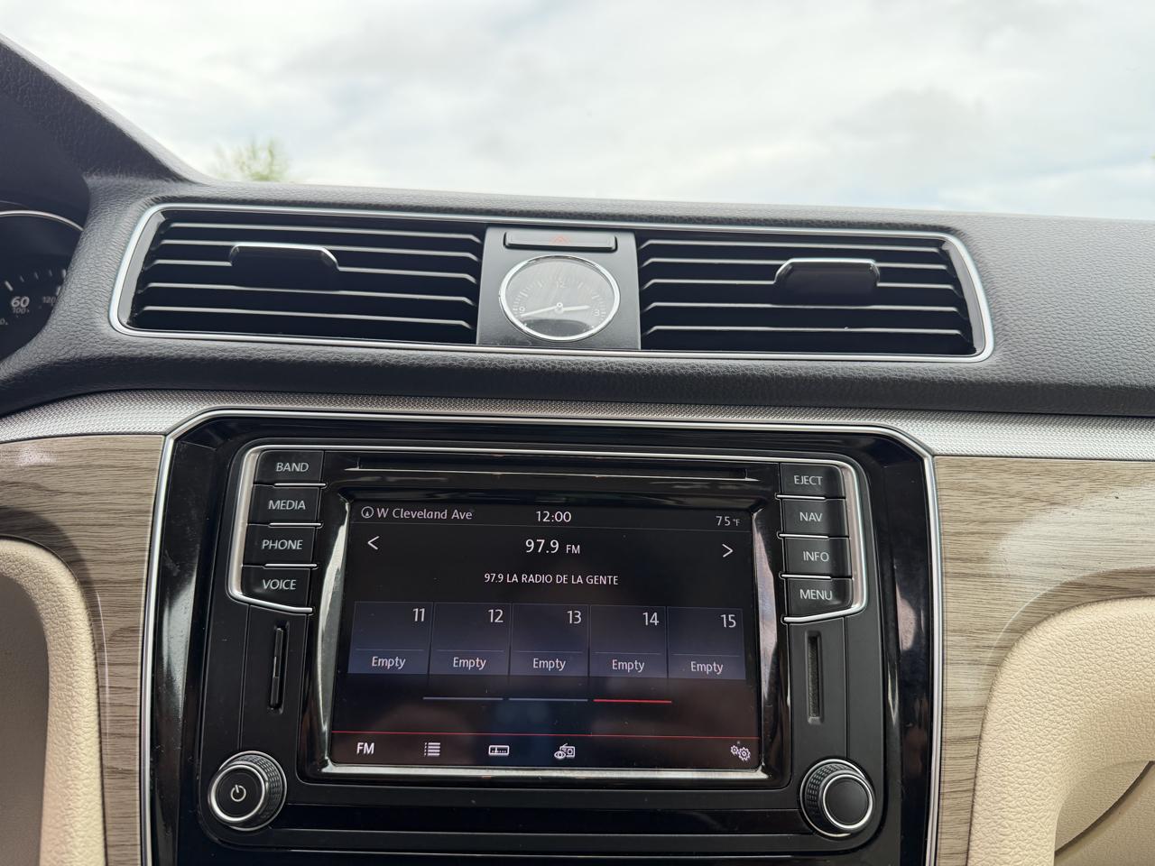 Volkswagen Passat SE PZEV 6A w/ Sunroof & Nav 2016