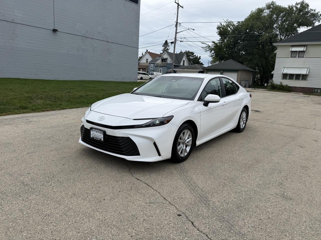 Toyota Camry Hybrid XLE 2025