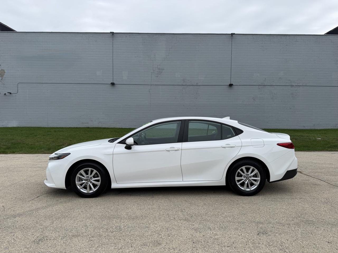 Toyota Camry Hybrid XLE 2025