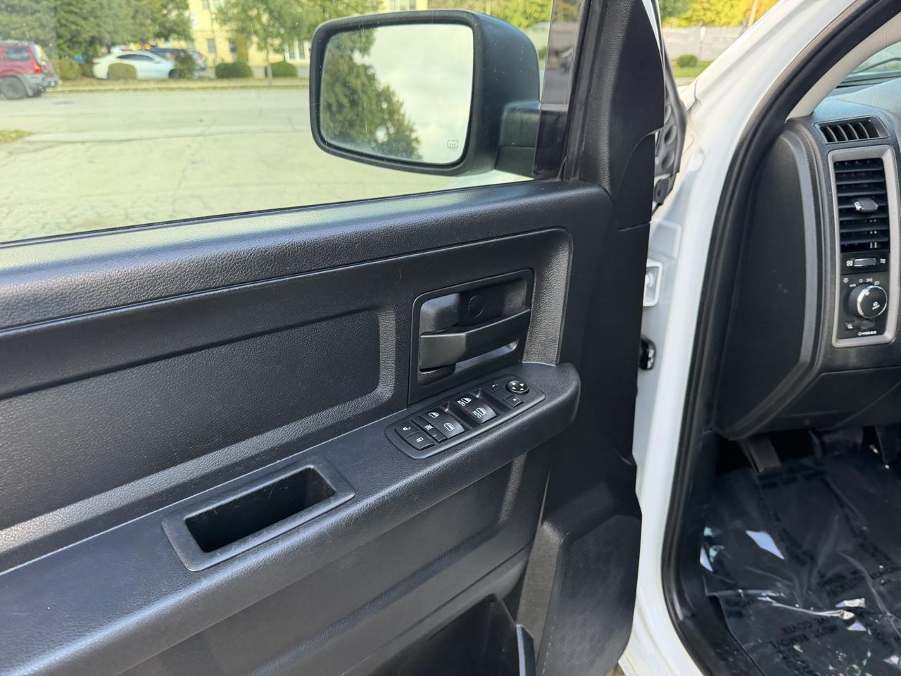 RAM 1500 Tradesman Crew Cab SWB 4WD 2016