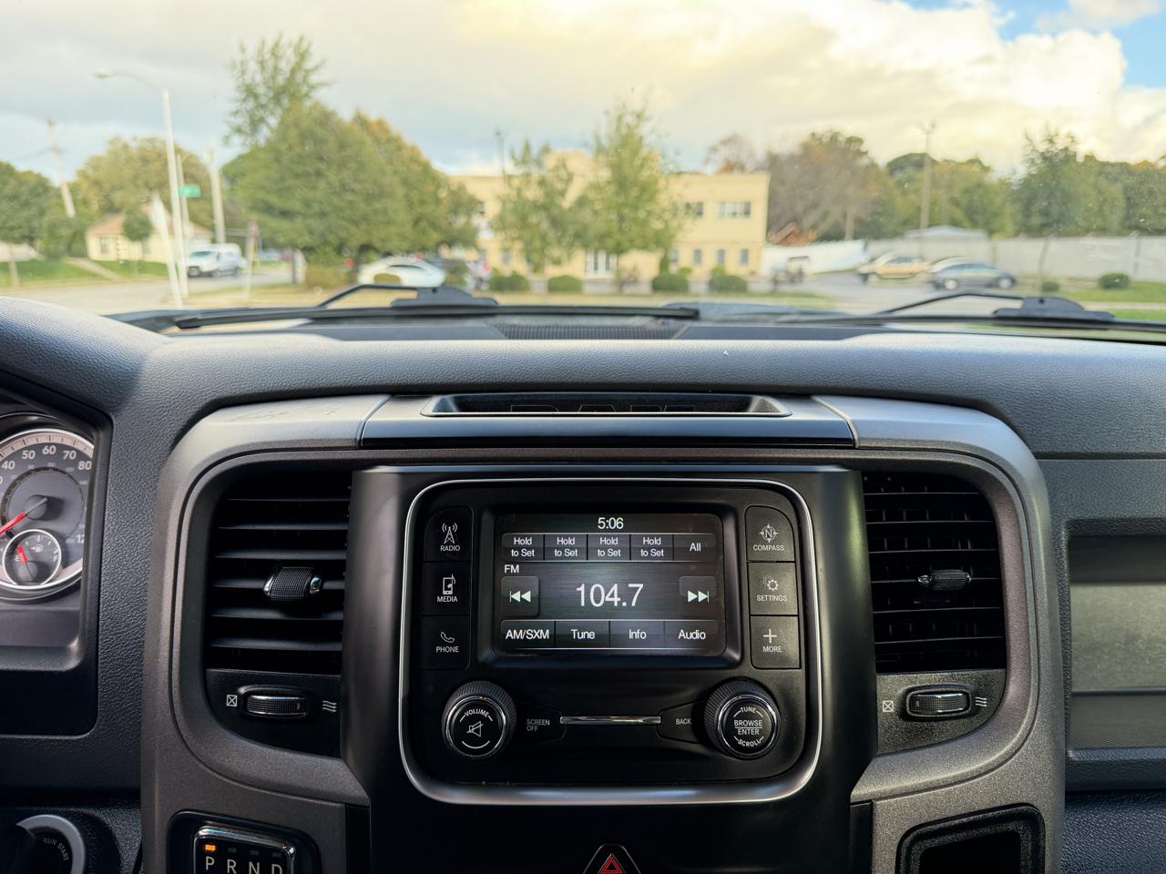 RAM 1500 Tradesman Crew Cab SWB 4WD 2016