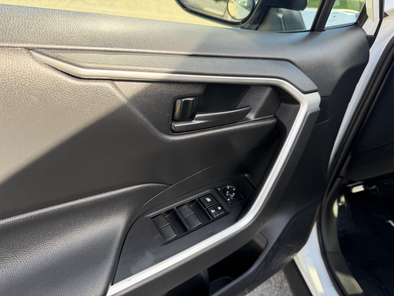 Toyota RAV4 LE AWD 2021