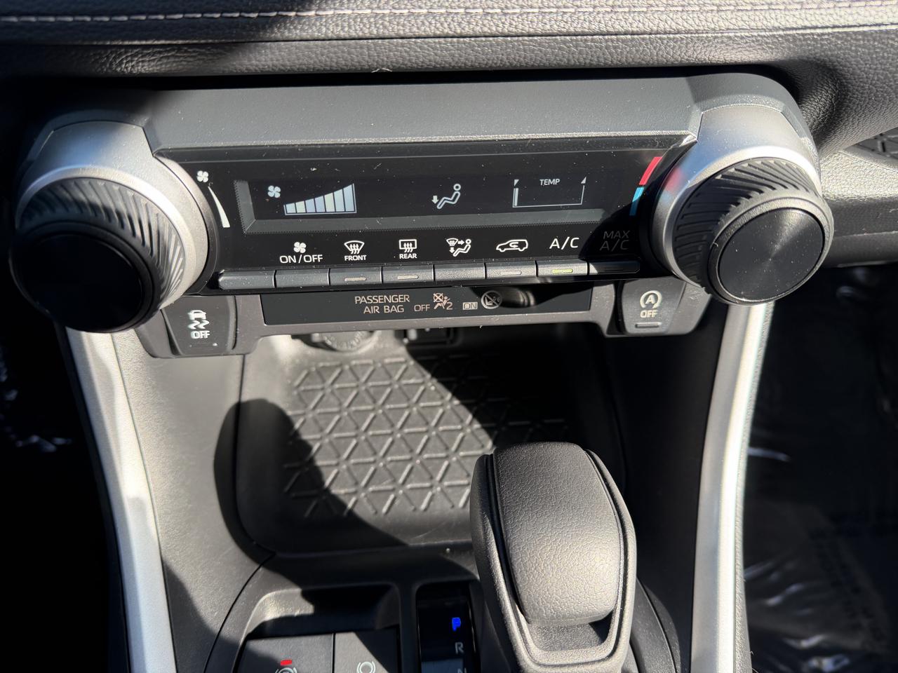 Toyota RAV4 LE AWD 2021