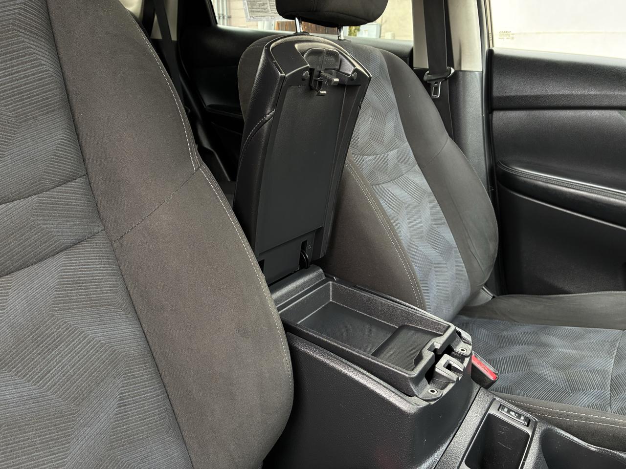Nissan ROGUE S/SV  2015