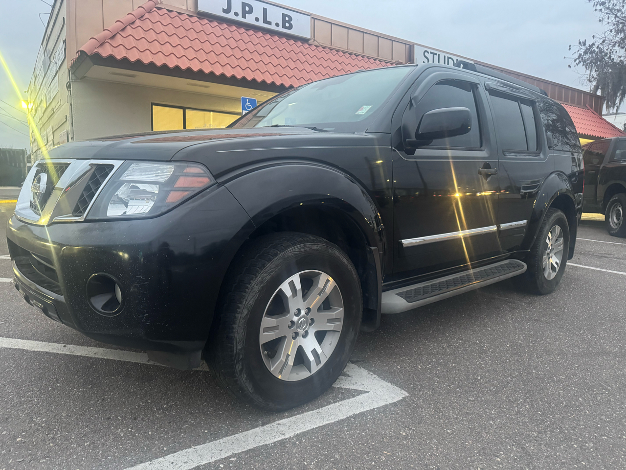 Nissan Pathfinder LE 2WD 2011