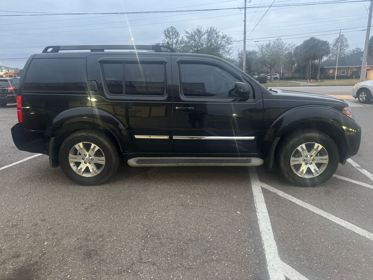 Nissan Pathfinder LE 2WD 2011