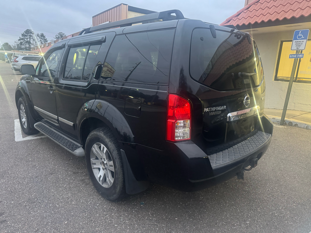 Nissan Pathfinder LE 2WD 2011