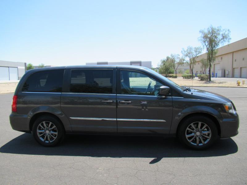 Chrysler Town & Country S 2016